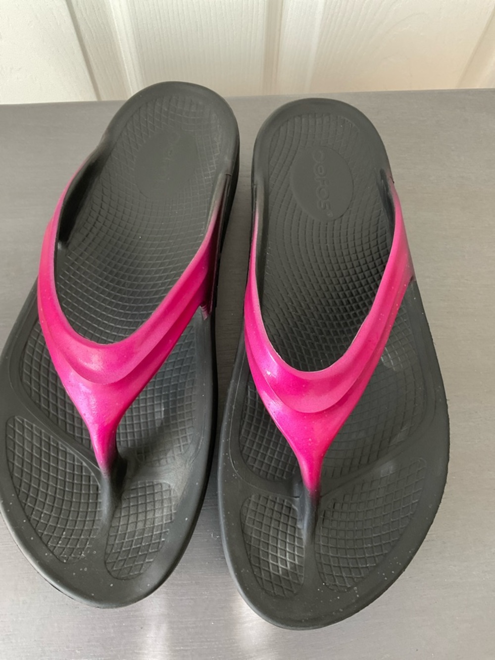 OOFOS OOlala Recovery Flip Flops Black Pink Ombre Thong Sandals Womens 9 W.